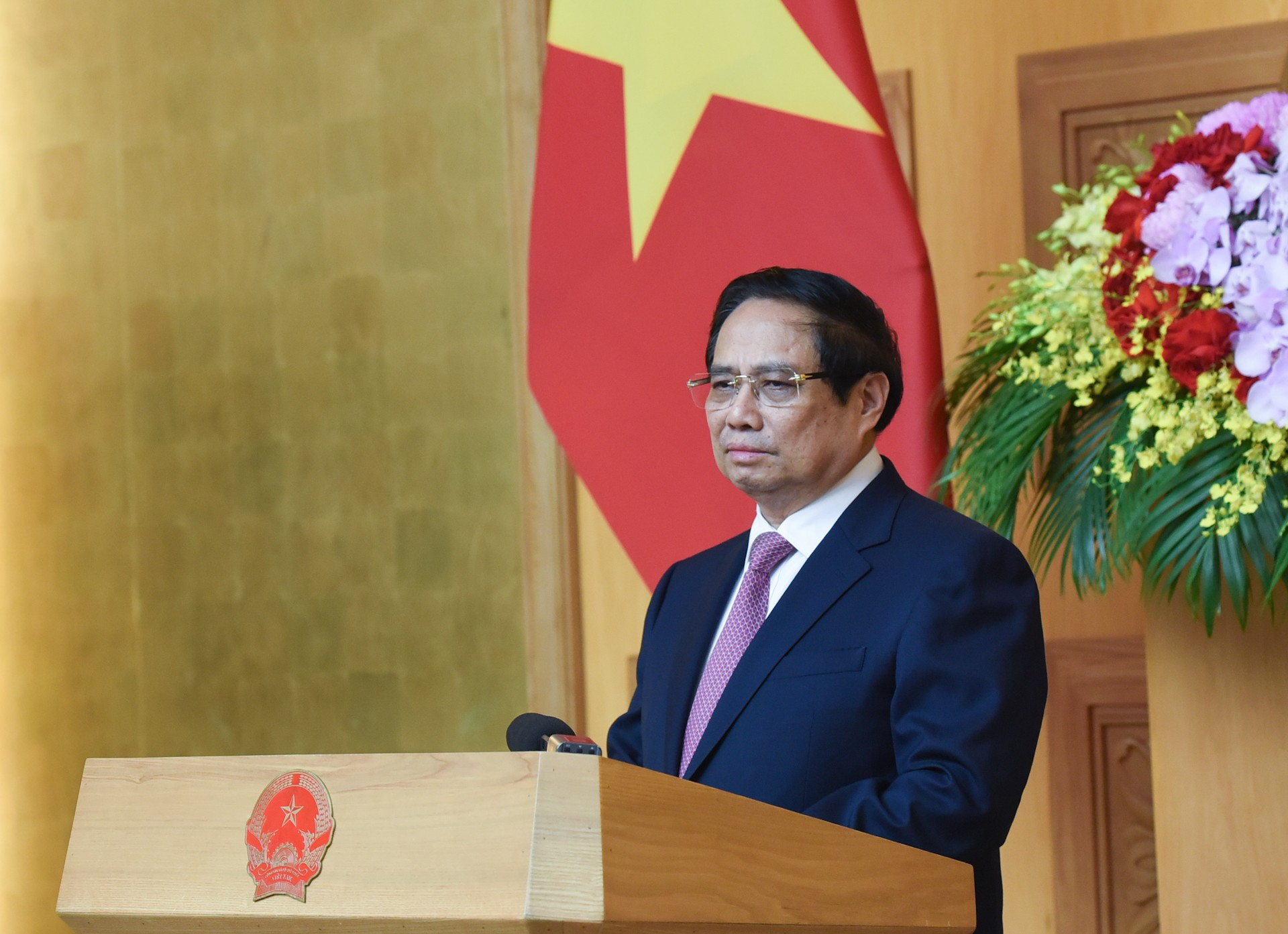 El premier Pham Minh Chinh, también jefe del comité directivo, habla en la cita.